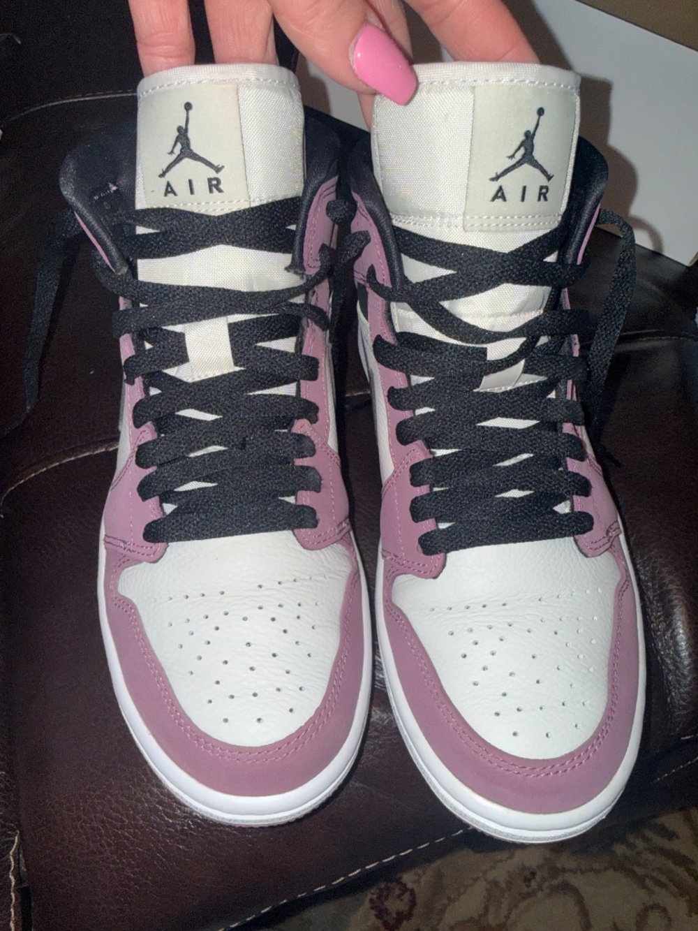Air Jordan 1 MID SE (Women’s) - Picture 8 of 13